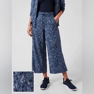 Athleta Avenue Wide Leg Crop Pants in blue camo - size 8